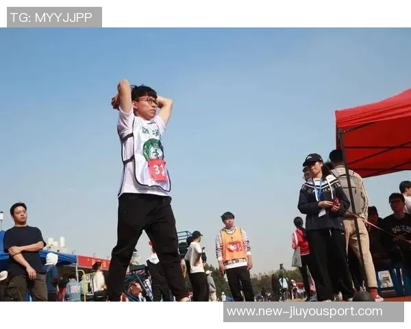 热血足球日本队奋勇争先展现团队精神与拼搏精神的精彩瞬间